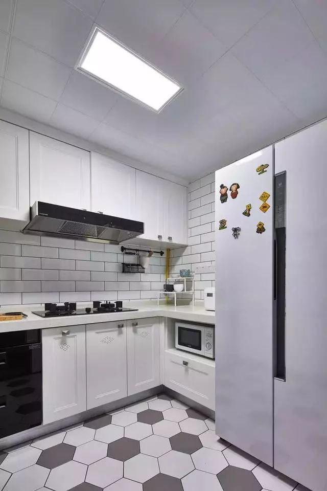 到朋友家参观，一进大门就看到一个多功能鞋柜，非常漂亮！