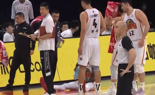 吉林男篮|太开心了！吉林淘汰首钢挺进8强！王晗紧握双拳：笑着笑着就快哭了