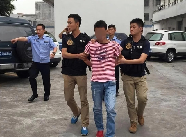 17岁亲生儿子被杀害,父亲暗自追查16年后大哭:凶手早已结婚生子