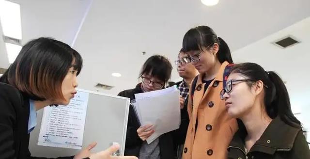 女孩不愿抚养弟弟,被亲生父母告上法庭,给女孩们敲醒了警钟