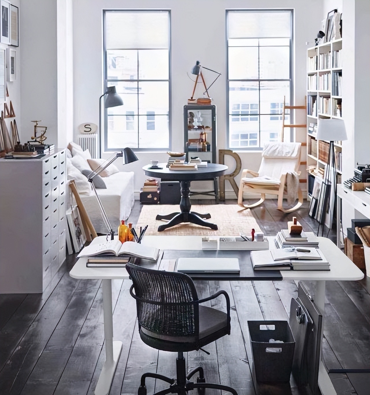 你家客厅还沙发+茶几?早out啦,现在流行这样装,好看又高级