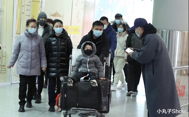 蒋勤勤|46岁蒋勤勤低调现身机场,黑眼圈暴露年龄,帮妈妈整理衣领太温馨