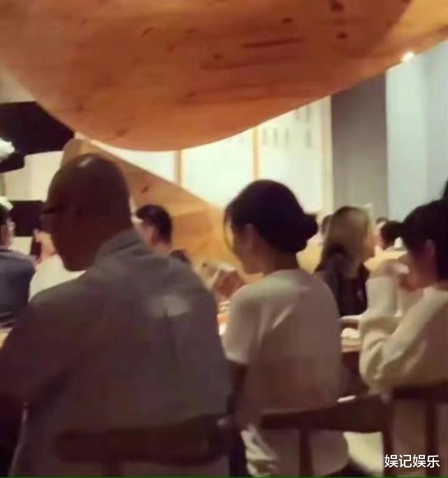 大S|大S具俊晔婚后首曝同框照，大S坐在老公身边显娇小，夫妻俩超甜蜜