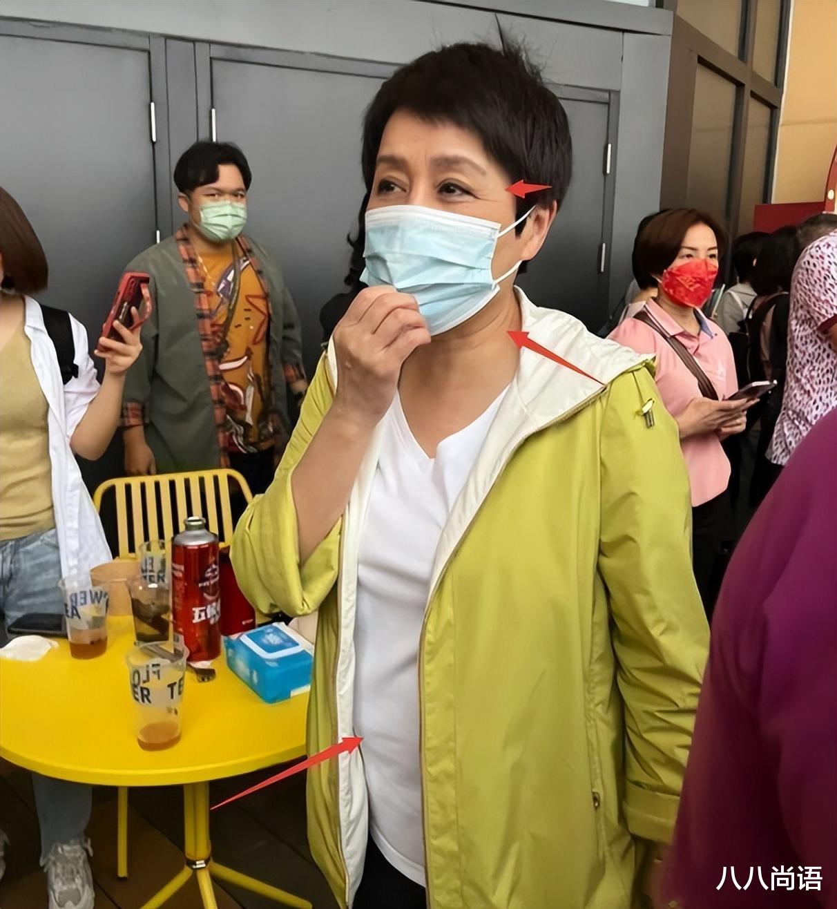 张凯丽|奚梦瑶婆婆近照，头发剪短与张凯丽撞发型，戴着口罩太像大明星了