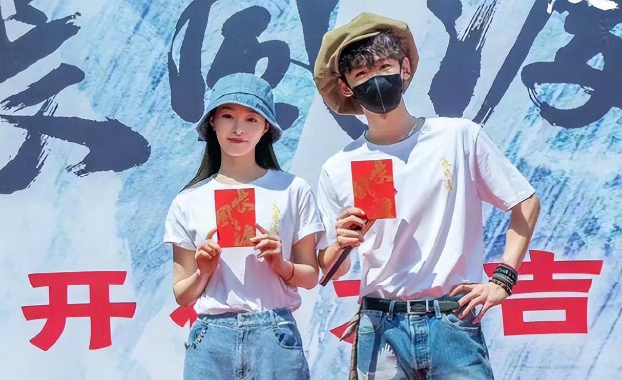 蔡徐坤|传蔡徐坤谢可寅疑恋情曝光?有4处同款细节被扒,背后的痣成重点