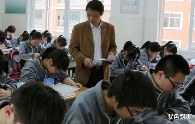 教师|取消非师范生呼声渐高，反对声引热议，官方回应让师范生开心不已