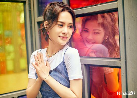 阿娇|阿娇自拍近照，41岁穿粉色露肩毛衣看着像90后，歪头杀上线好俏皮