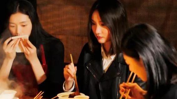 上海静安，一女子到朋友家吃火锅，不料前男友也在那里