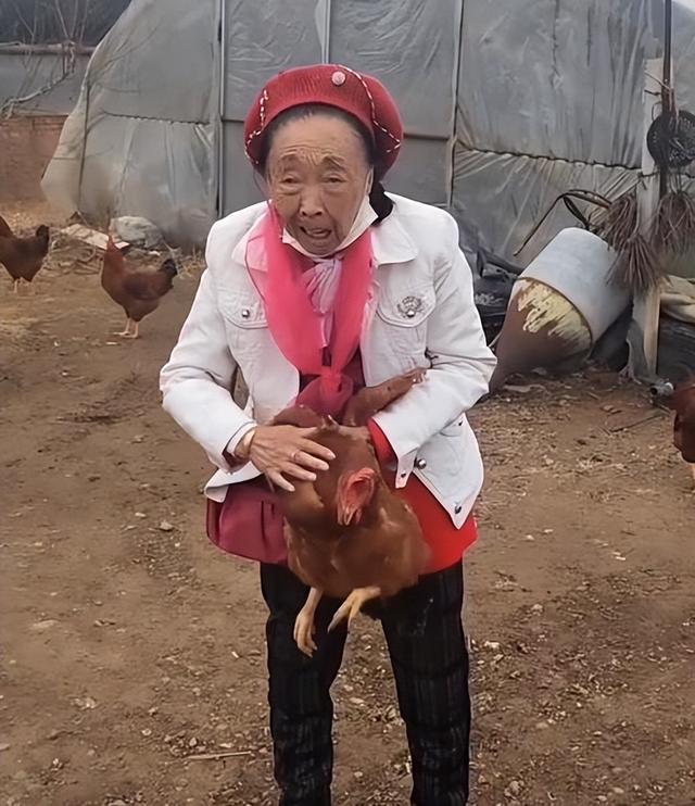 许凯|85岁马玉琴回娘家，亲儿子首次露面，大鱼大肉招待夫妻俩