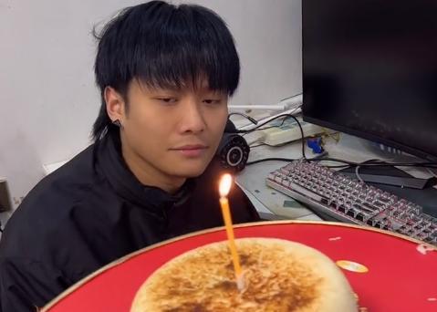 |9000W粉的小杨哥被嘲太坑，直播间卖榨菜比官网贵，网友：已拉黑