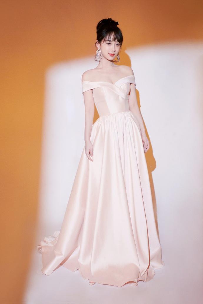 佟丽娅|红毯比拼佟丽娅真美，格纹拖尾裙子优雅俏皮，白色绣花裙难掩仙气