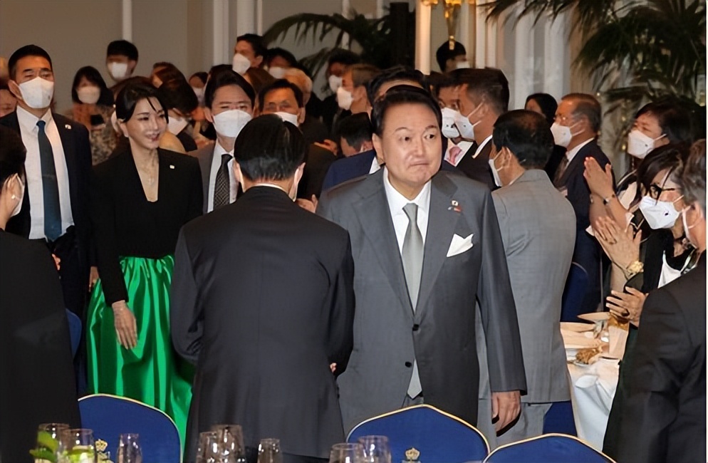 西班牙 韩国第一夫人结束西班牙之旅！穿斗篷蓝裙压轴，终于不再是小透明