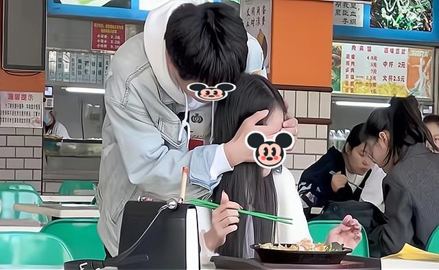 一男子去相亲,初次见面就捂住女方眼睛,被女方指责太过分