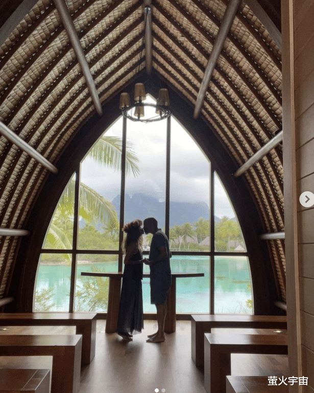 哈利·贝瑞|好莱坞女星哈莉·贝瑞穿连体泳装海滩散步，有帅哥陪伴开心到飞起