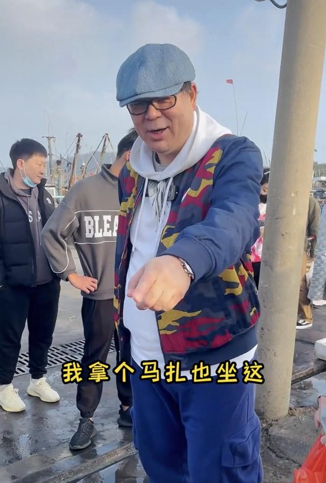 50岁“夏东海”高亚麟现身乡下,坐小马扎吆喝卖海鲜