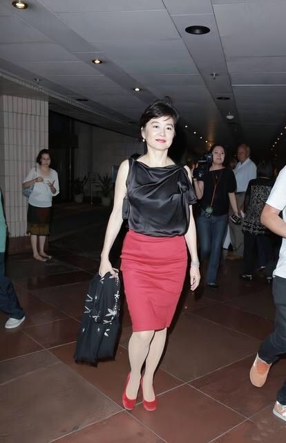 奶奶辈年纪穿小粉裙不翻车,只服67岁林青霞,优雅得体丝毫不做作