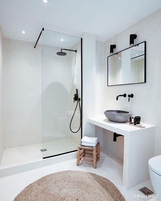 不到6㎡的卫生间,搭配瓷砖务必遵循“墙浅地深”口诀,提亮不显压抑