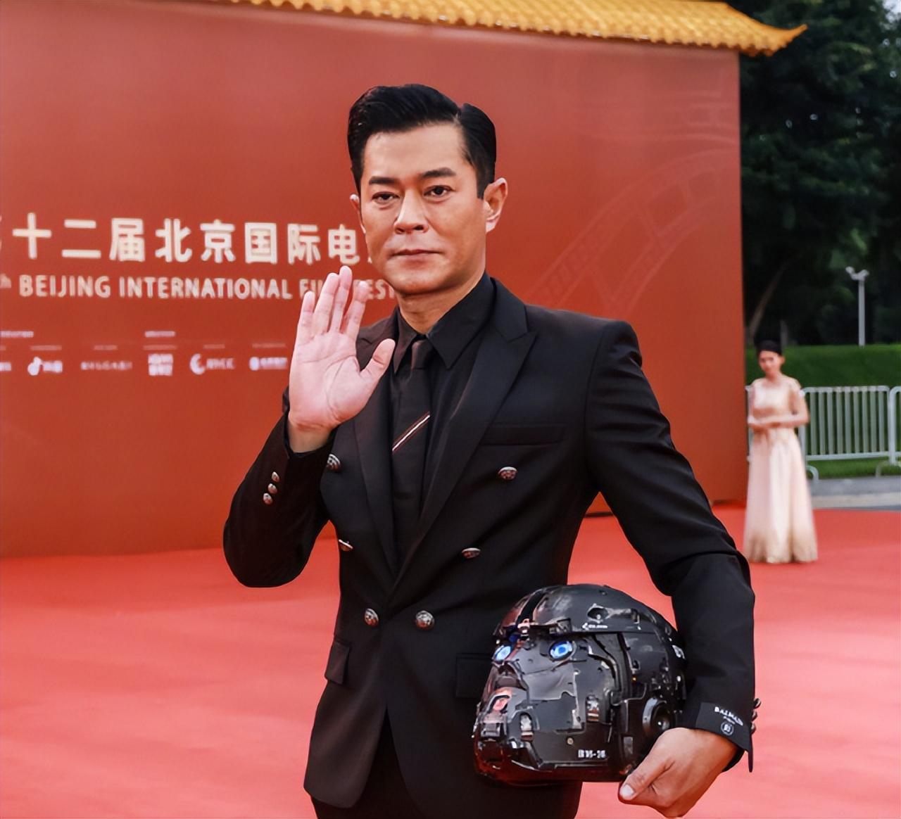 古天乐|古天乐陷入风波，新片请立场争议艺人唱主题曲，捐赠学校也被质疑