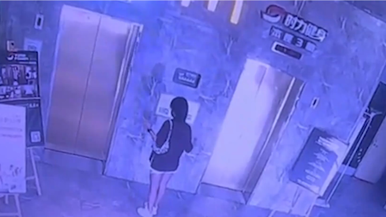女子一楼等电梯，被陌生男子恶意撞击，眼角被缝了6针