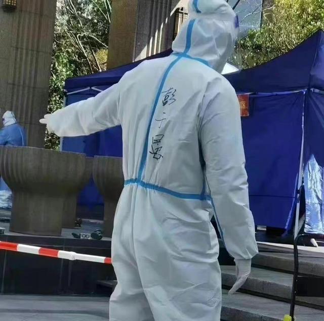 彭于晏|住在上海，刘嘉玲做核酸检测，彭于晏做志愿者，李立群居家隔离