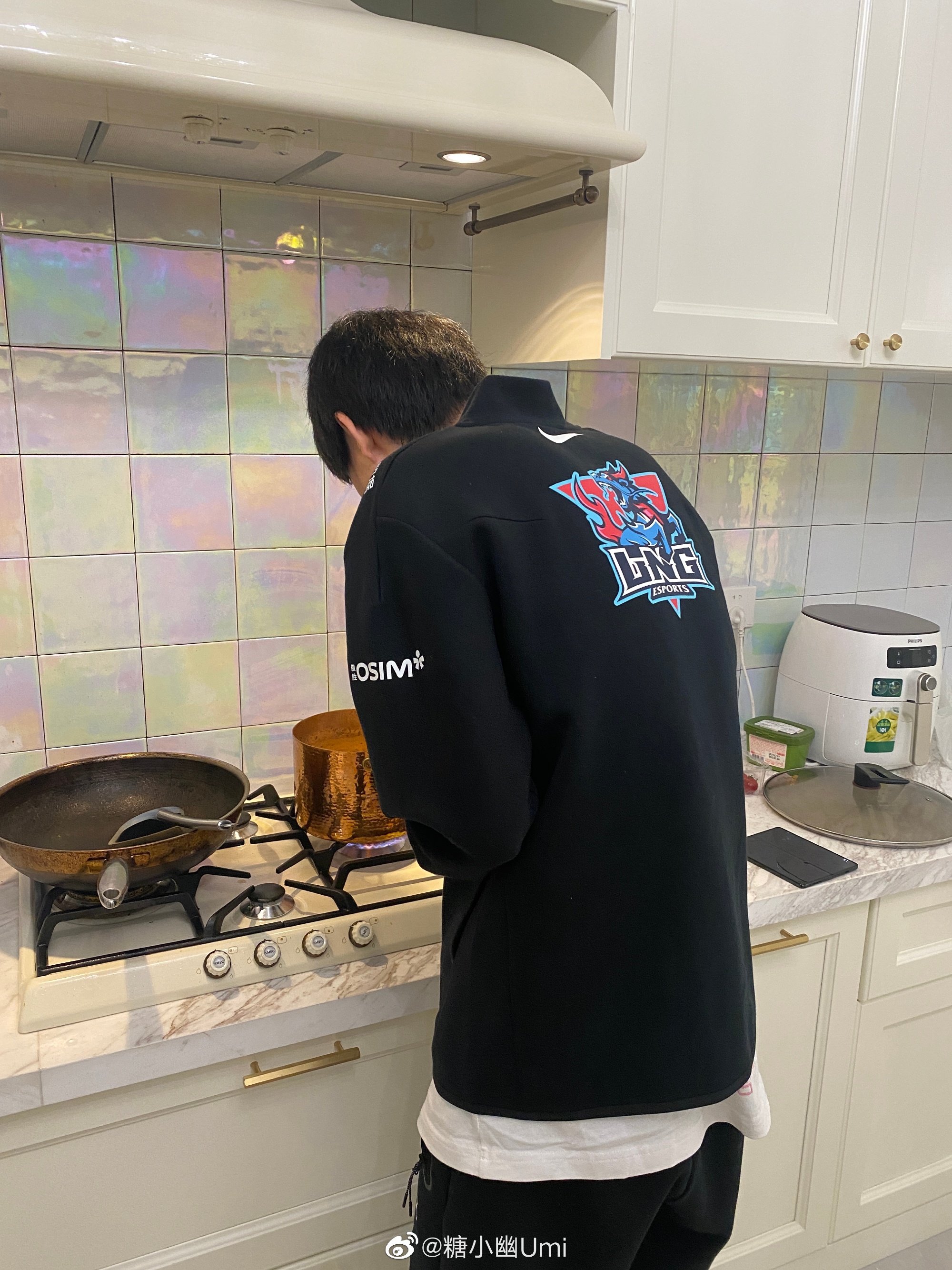 糖小幽|这就是Doinb的牌面?糖小幽陪同李宁总裁观赛,身材却被网友热议