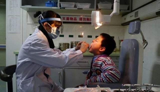 3岁儿子吃馒头卡喉,妈妈的“两个果断”救了娃,医生称赞做得对