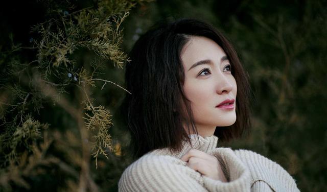 李小冉|李小冉靳东片场甜蜜共舞!穿深V裙皮肤超白,被搂进怀里气氛暧昧