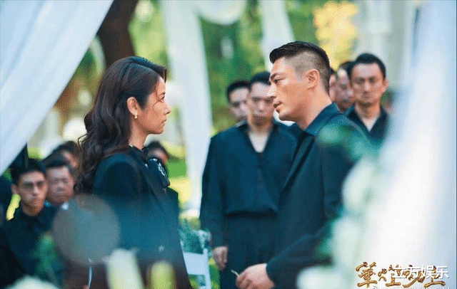 龙凤呈祥|林心如夫妇给孩子庆生，女方冬天露大长腿，霍建华全程负责推行李