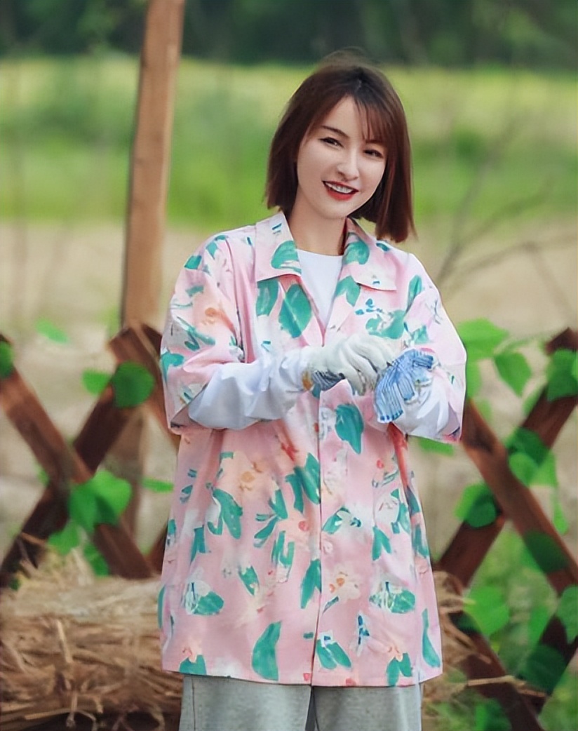 谢娜|吴昕带何炅上热搜，谢娜资源降级主持《浪姐》，快乐家族物是人非