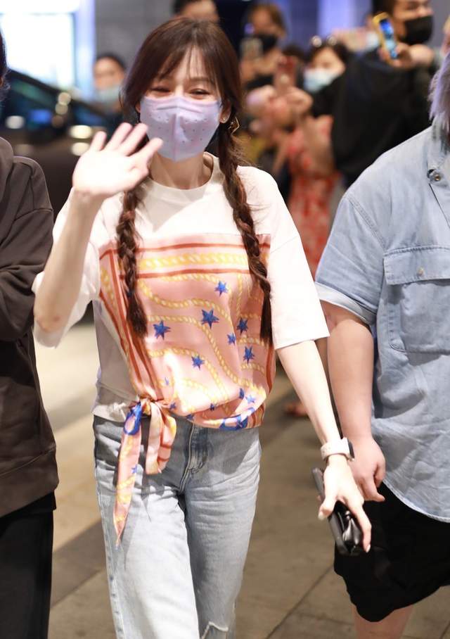 番茄 40岁王心凌凹少女！双马尾配粉T青春可爱，网友：身材造型是关键