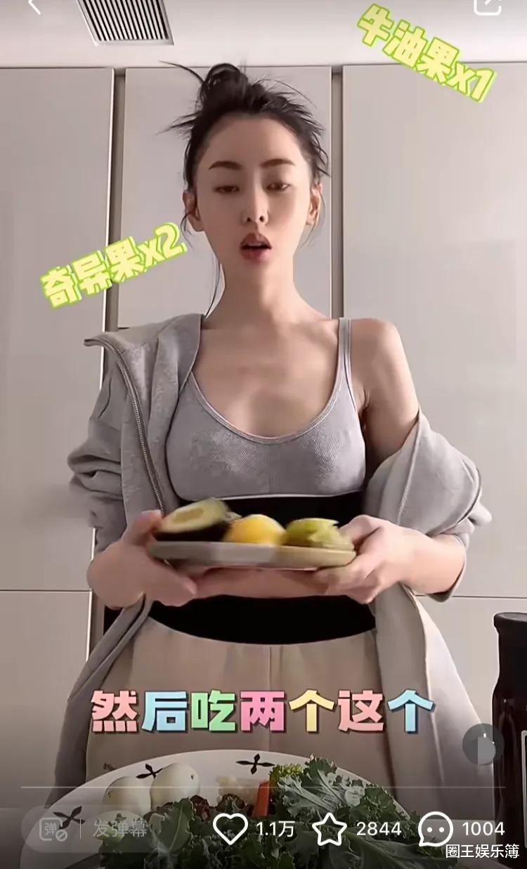 张天爱|出道12年不满30岁?张天爱刻意秀香肩晒早餐,网友:衣服先穿好!