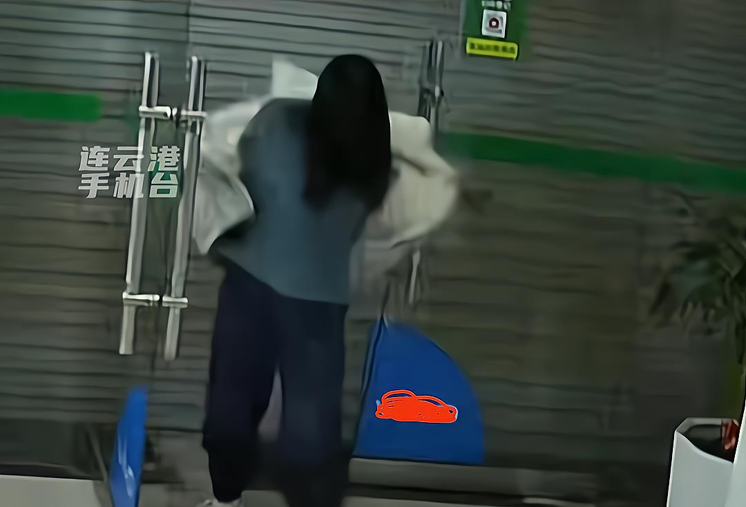 老鼠慌不择路爬进女孩的衣服,她被吓得把衣服脱掉,网友:好绝望