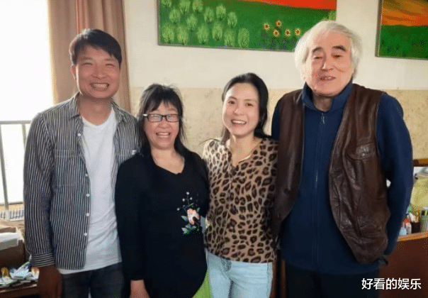 余秀华|余秀华追求者又现神操作，将遗像、墓碑挂在店里，网友：天作之合