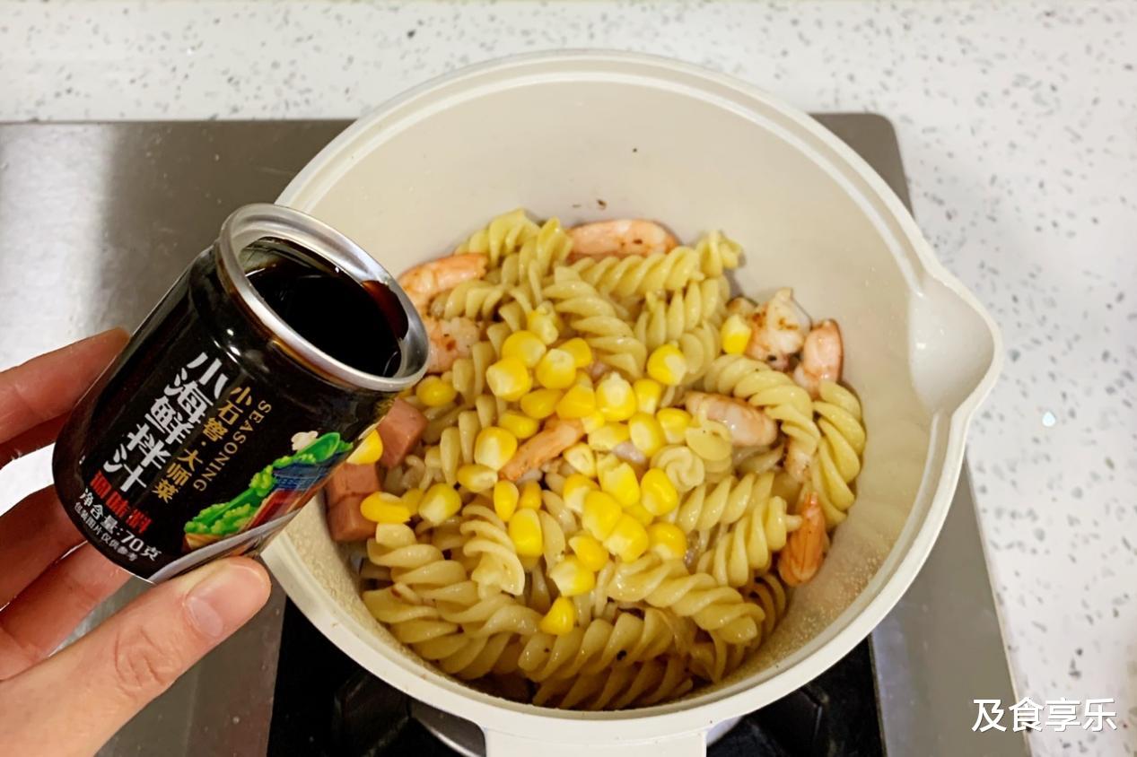 鸵鸟 鲜虾意面沙拉,减肥人士也能吃得精致晚餐,好吃不胖,快来学学