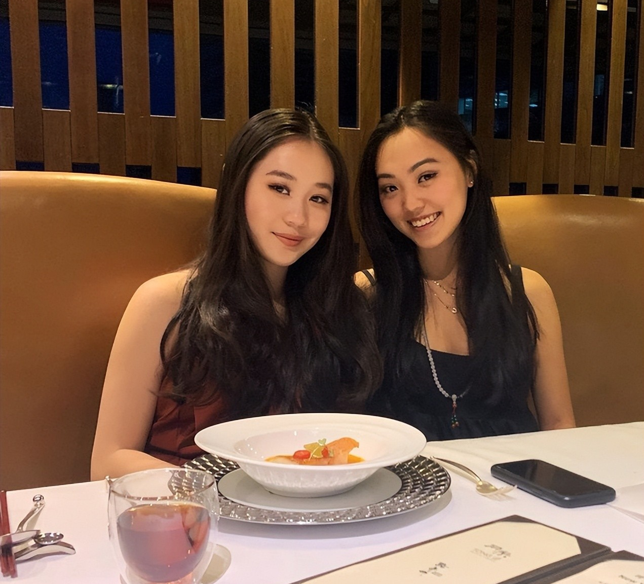 李连杰|李连杰大女儿李思近况，她对自己的父亲恨之入骨，34岁仍旧未婚