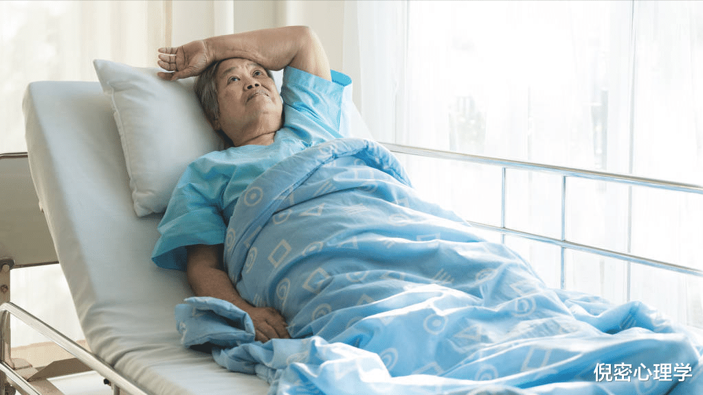 66岁大妈坦言:现在我的存款和退休金都成了负担,我太难了