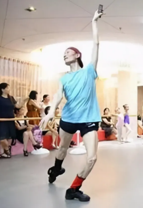 杨丽萍|从杨丽萍的爱徒，到生活要靠学生家长照顾的巨婴，郭冷经历了啥？