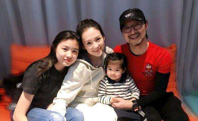 章子怡|43岁章子怡素颜带娃出门！细心体贴蹲下喂水，粉色短裤大长腿养眼