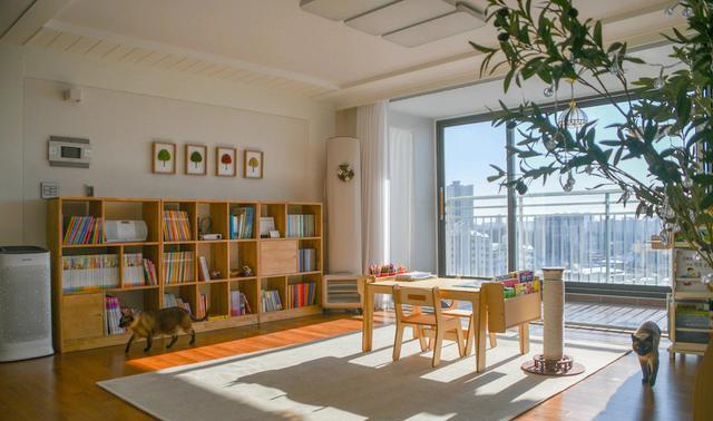 客厅不再坚持传统设计,大胆地将沙发、电视都舍弃,这次收获颇多