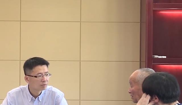 婆婆重病住院,公公求儿媳还钱救命反被儿媳扇耳光,儿子在旁看戏