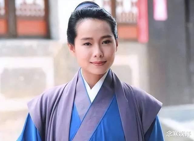 |59岁叶童被误认成刘若英,满头白发满脸皱纹,脾气超好回复谢谢