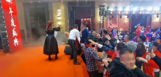 陈雅伦|55岁陈雅伦风情万种 登台派海报引全场疯抢