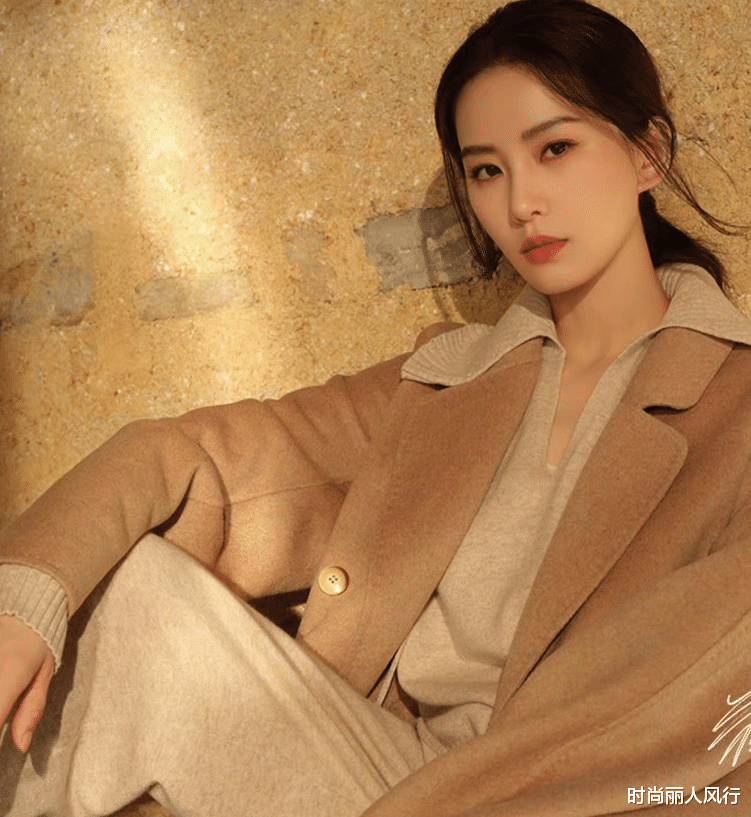 刘诗诗|刘诗诗私下哪有女明星样！穿防晒衣聚餐外八字走路像大爷，超随性