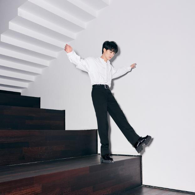 周深|央视夏日歌会,周深震撼全场,与李健即兴清唱,婉转戏腔征服全网