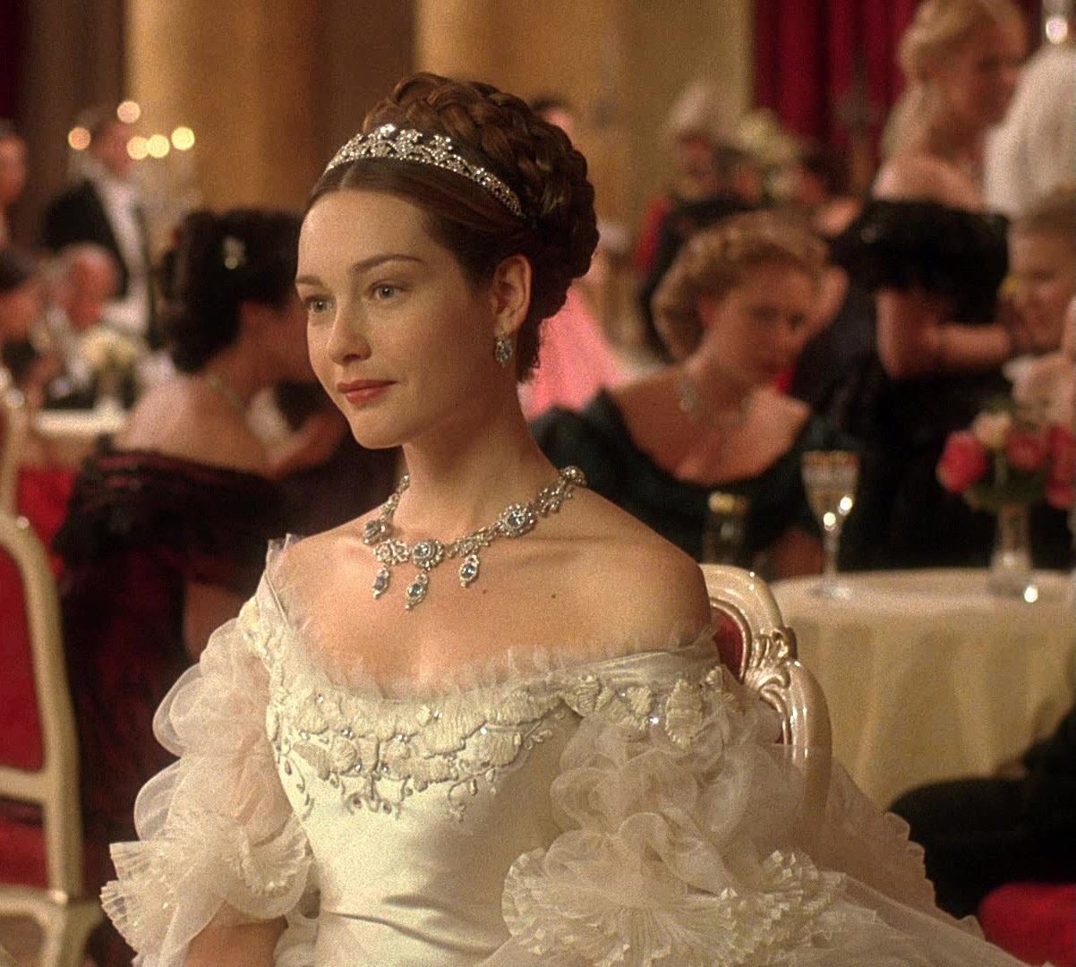 茜茜公主|新版《茜茜公主》中最惊艳的10条裙子:低调的奢华,不比老版