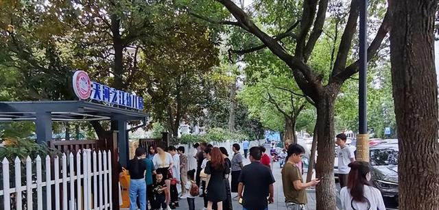 女子穿瑜伽裤接孩子,男家长频频回头,分享到网上后引发争议!