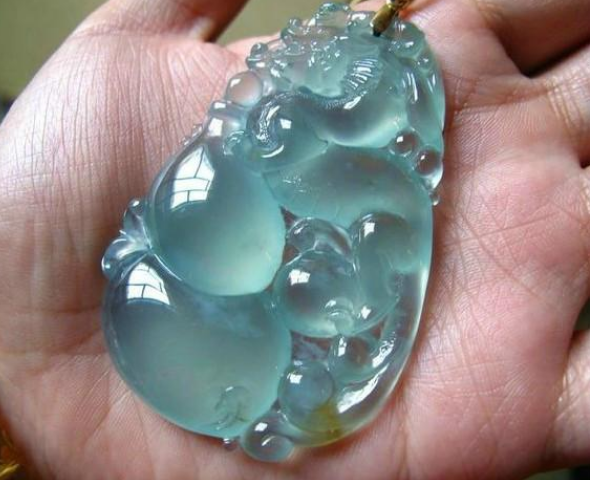 翡翠|翡翠和和田玉都是上好美玉,喜欢就去购买,适合自己的才是最好的