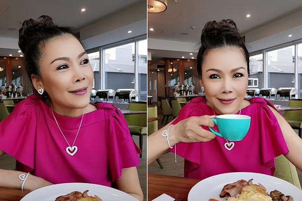 田震|56岁田震现身餐厅，身材纤细不见老态，心形首饰引人注意