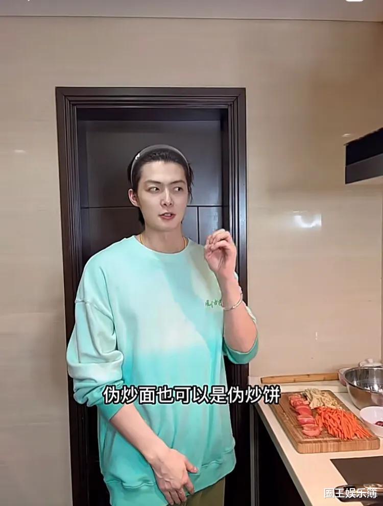 张铭恩|跟徐璐分手两年，星途坎坷！长发张铭恩下厨做菜，动作熟练