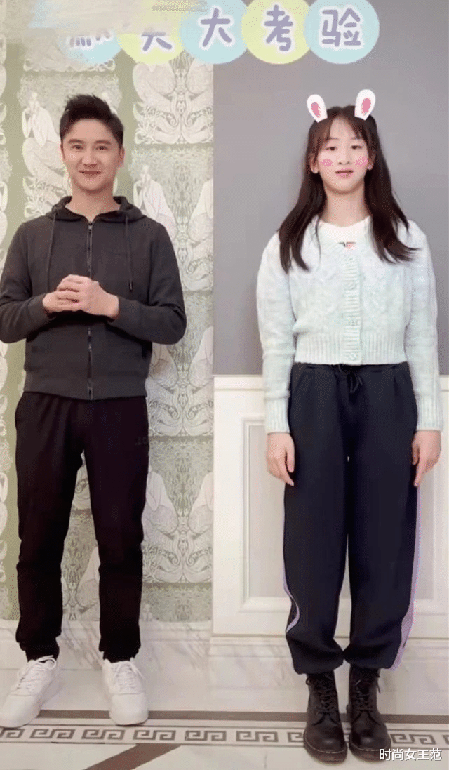 杨紫|森碟跟赌王四太合影,穿毛衣裙大小腿一样粗,一看就是运动员的腿